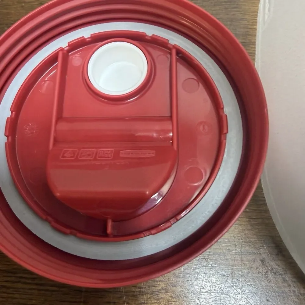 Rubbermaid One Gallon Mixer Mate Drink Pitcher With Red Flip Top Lid